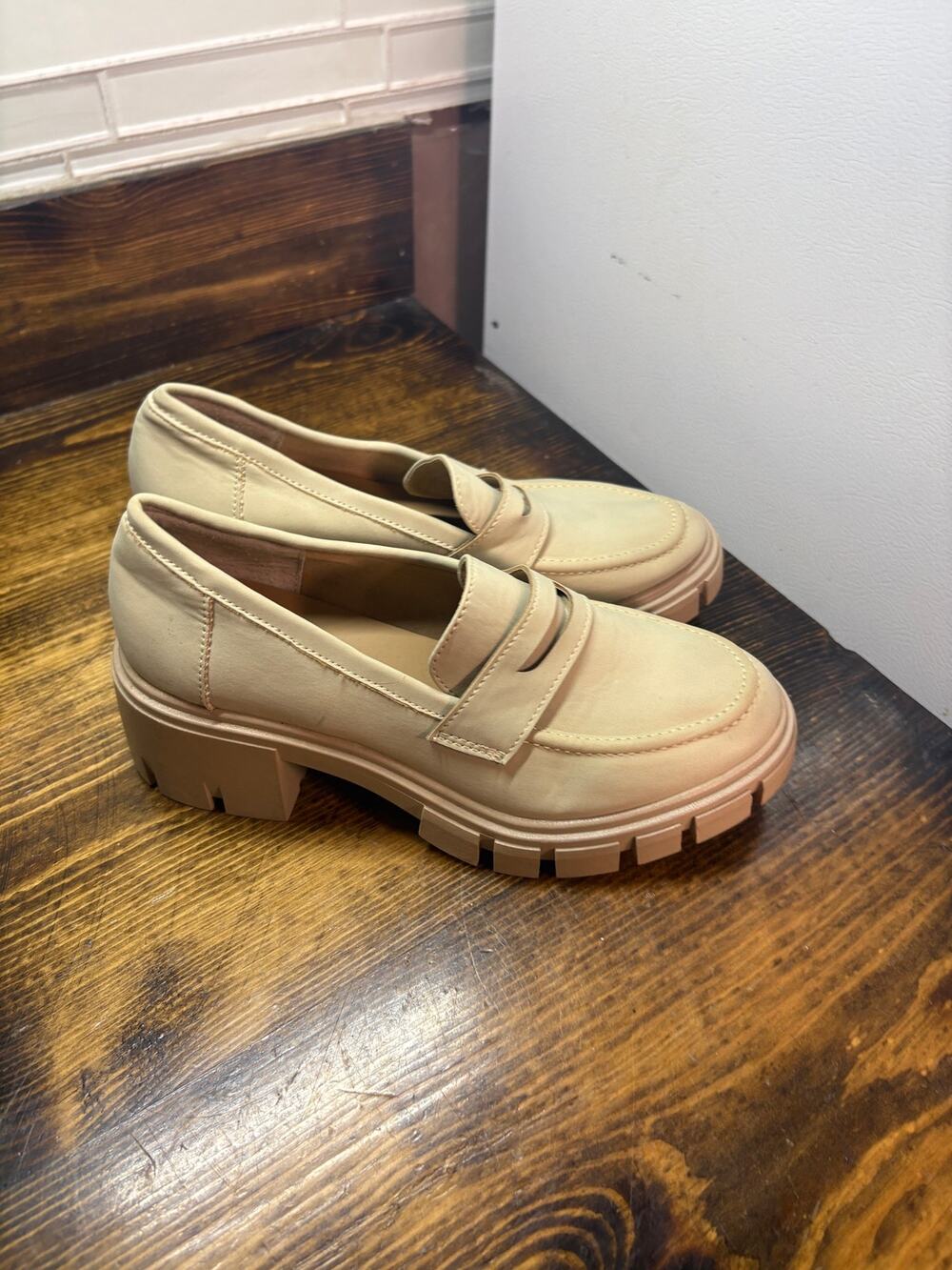 Crown Vintage Tan Heeled Loafers‎ Size 6